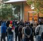 Apple mağazalarının önünde İPhone kuyruğu