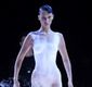 Bella Hadid, üzerine tasarlanan sprey elbiseyle tarihe geçti