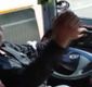 Otobüs şoförü seyir halindeyken ayakta dans etti