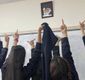 İran'da öğrenciler, Hamaney ve Humeyni'nin fotoğrafına el hareketi yaptı
