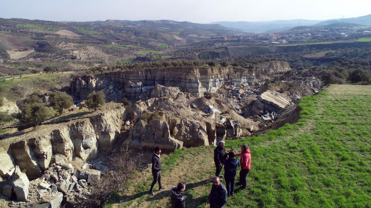 Hatay da zeytinlik depremde ikiye bölündü 50 metre genişliğinde vadi