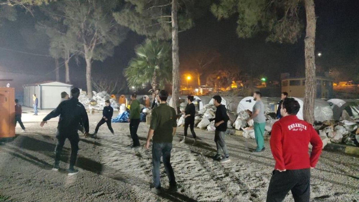 Hatay da sağlıkçılar ve depremzede gençlerin voleybol eğlencesi