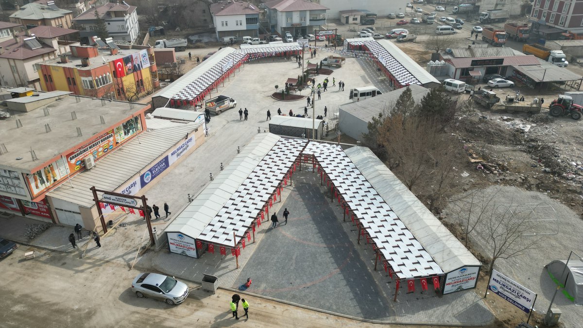 Kahramanmaraş merkezli depremin ardından Elbistan da Melikgazi Çarşısı