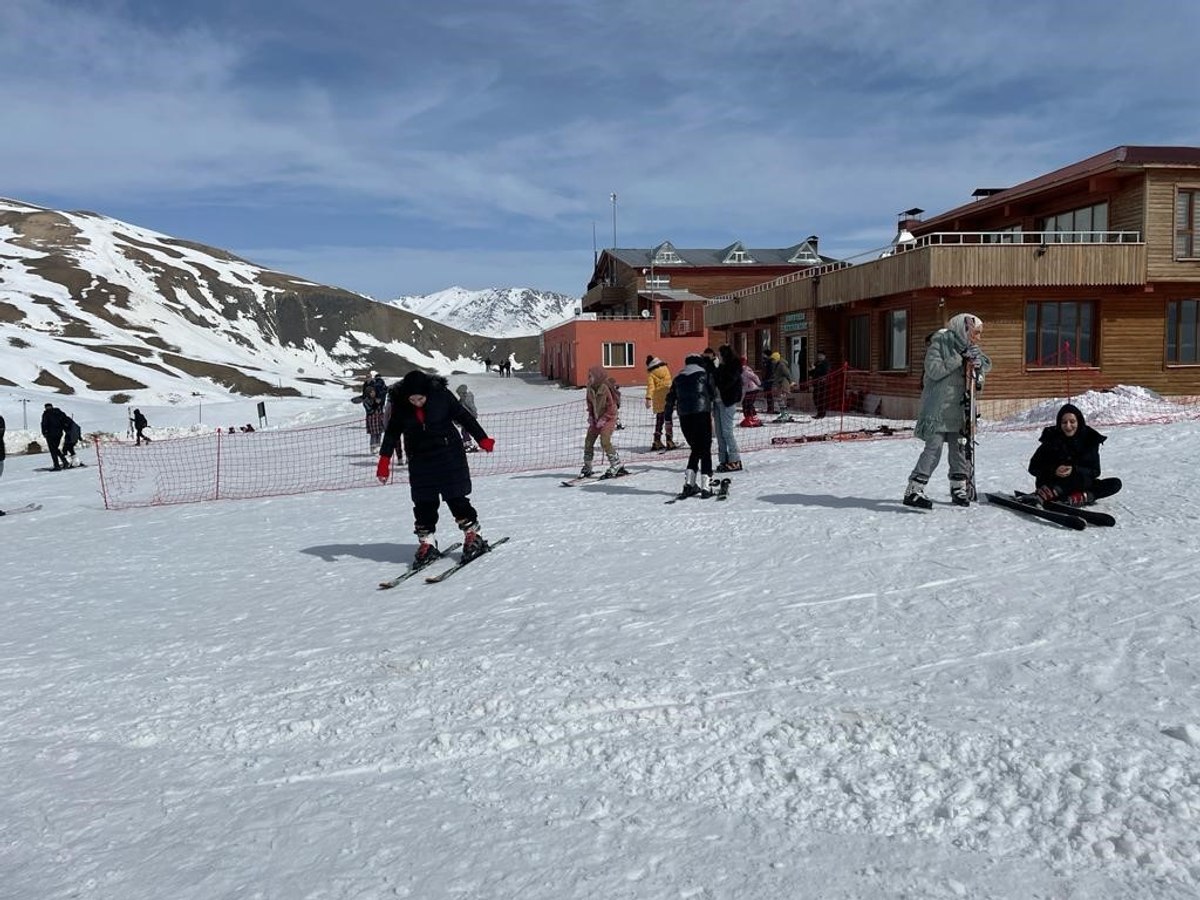 Hakkari ye giden depremzedeler kayak keyfi yaptı