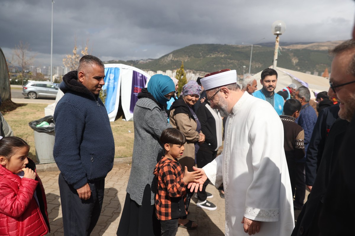 Ali Erbaş Kahramanmaraş ta depremzedelerle bir araya geldi