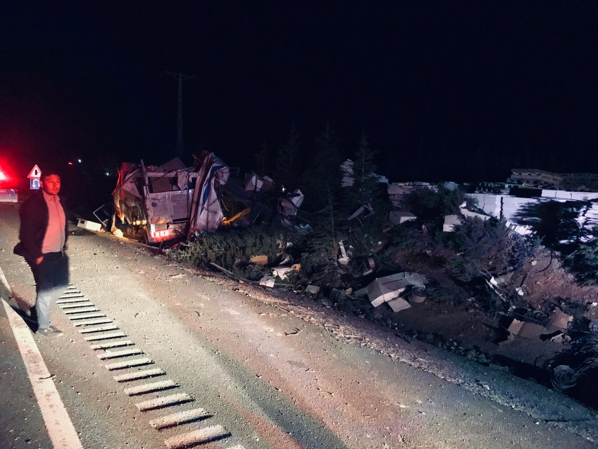 Konya da kamyonet ağaca çarptı 1 ölü 1 yaralı