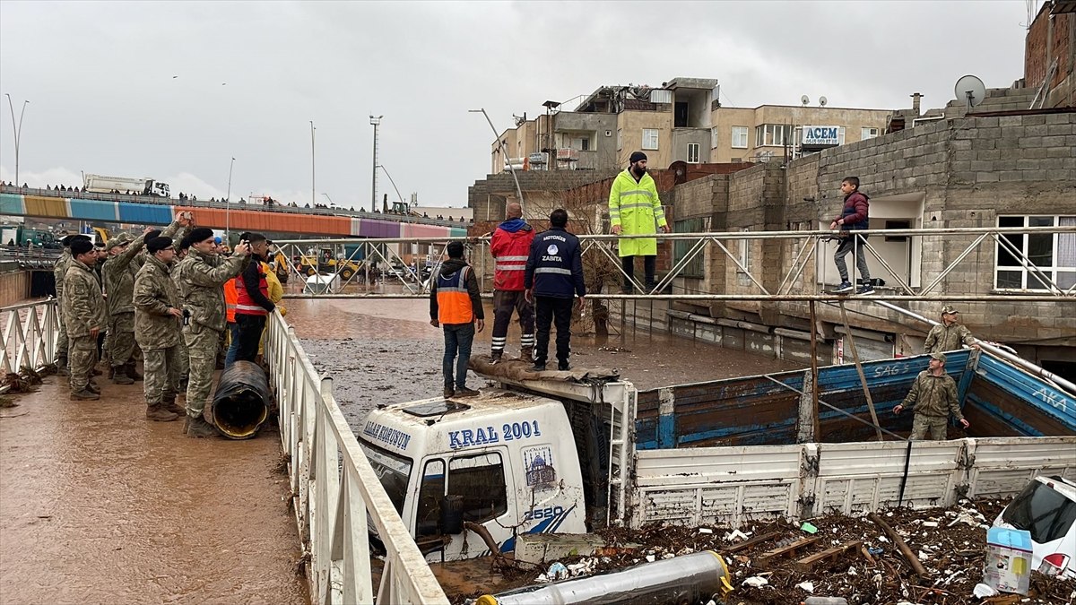 Şanlıurfa da sel nedeniyle mahsur kalanları kurtarma çalışmaları sürüyor