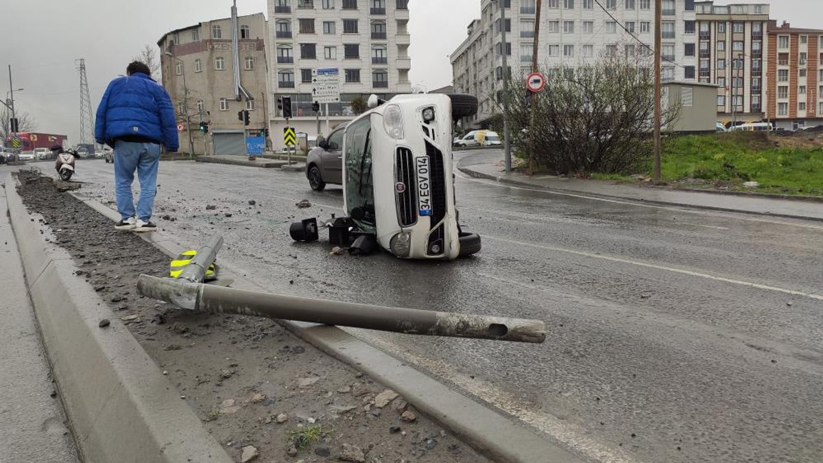 Sultangazi de kayganlaşan yolda kontrolden çıkan otomobil 20 metre