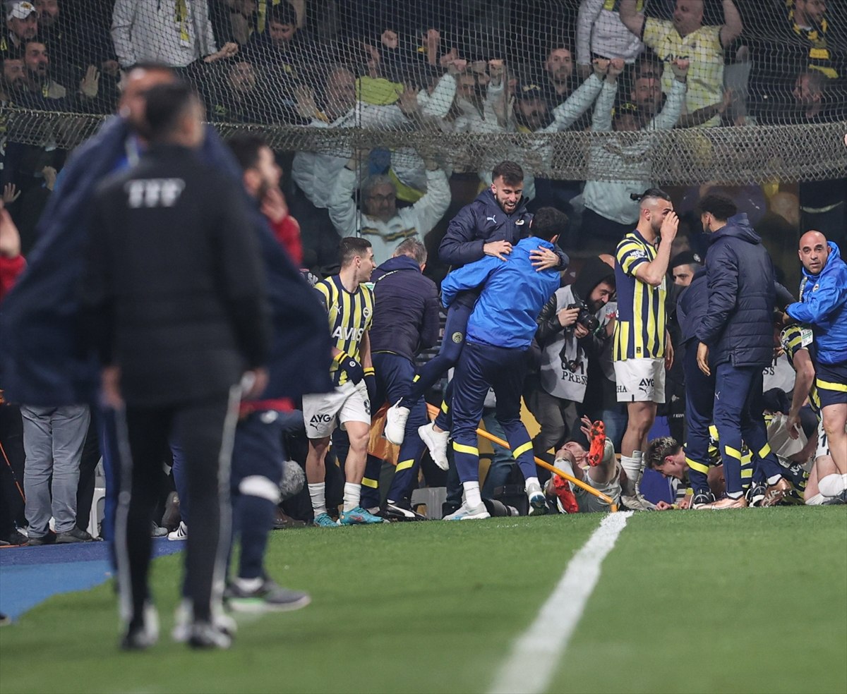 Fenerbahçe Başakşehir deplasmanında geriden gelip kazandı