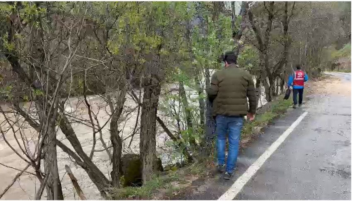 Tunceli de Munzur Çayı na otomobil uçtu 3 kayıp