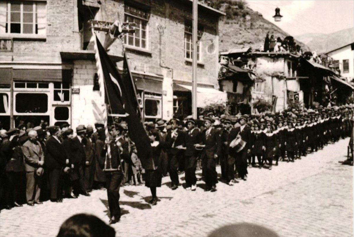 Türkiye de kutlanan ilk 23 Nisan ın fotoğrafları yayınlandı