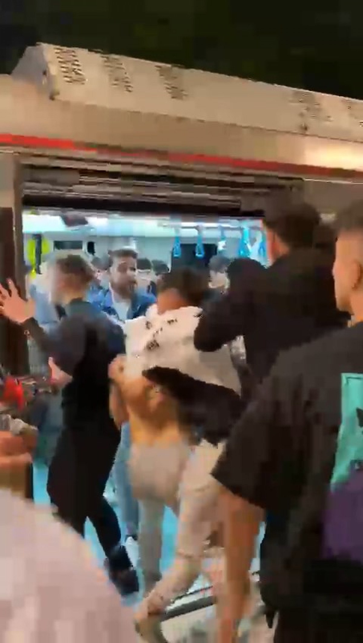 Maltepe Deki Marmaray Istasyonunda Gen Lerin Tekmeli Kavgas