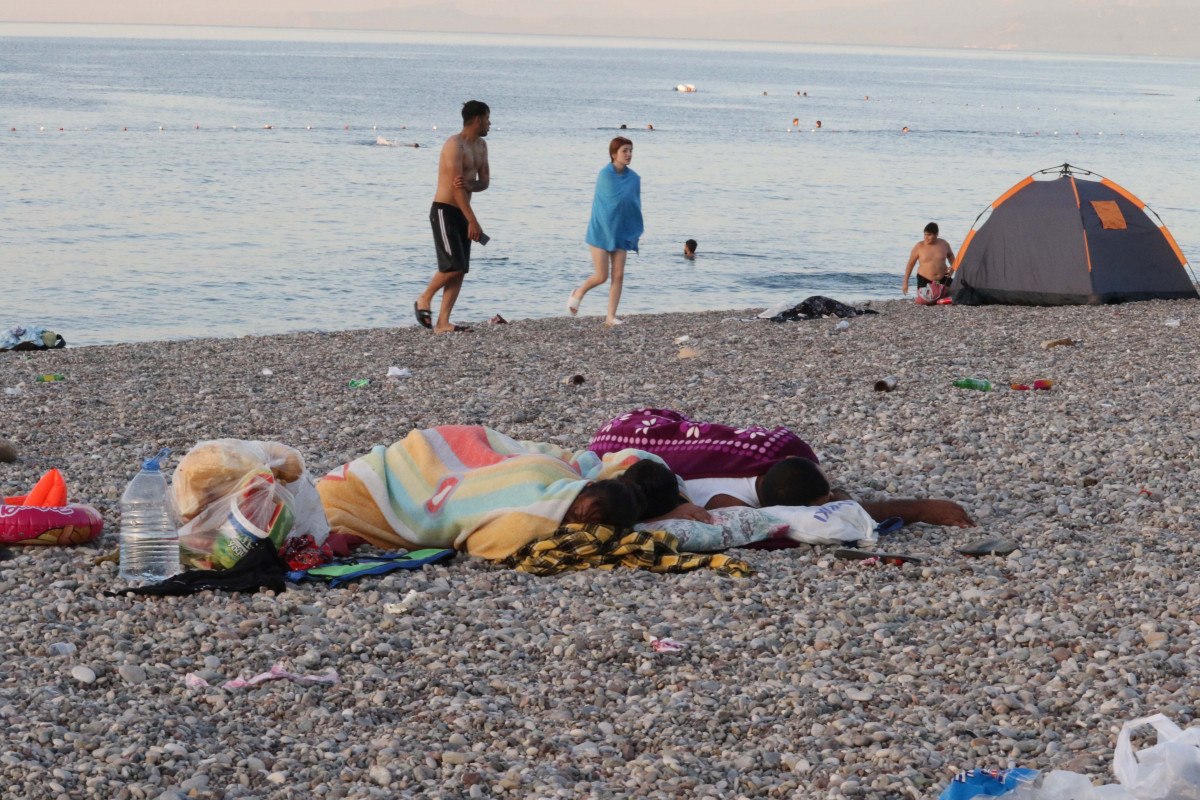 Antalya da sıcaktan bunalanlar geceyi sahillerde geçirdi