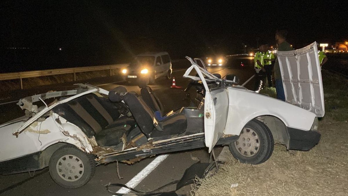 Aksaray da tıra arkadan çarpan otomobilin tavanı koptu 1 ağır yaralı