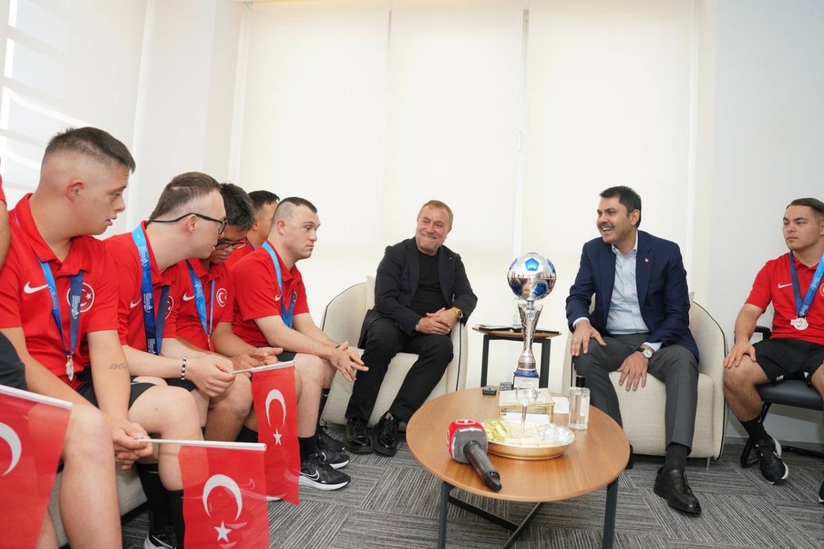 Murat Kurum Down Sendromlu Özel Futsal Milli Takımı nı ağırladı