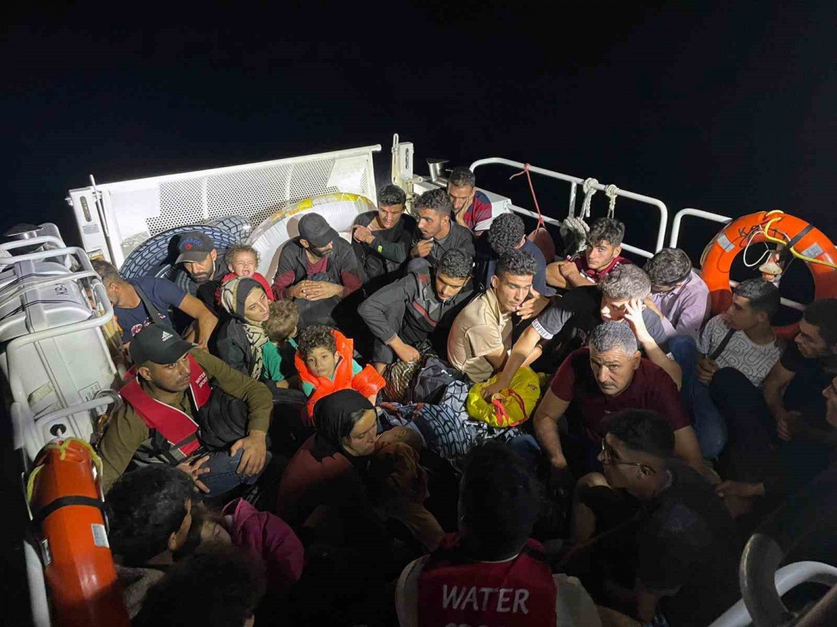 Muğla dan Yunanistan adalarına geçmeye çalışan 30 kaçak göçmen yakalandı