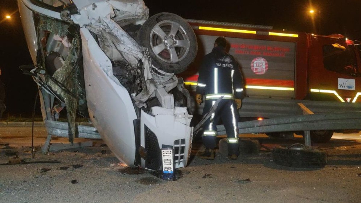 Van da kaza yapan otomobil dik şekilde asılı kaldı 3 yaralı