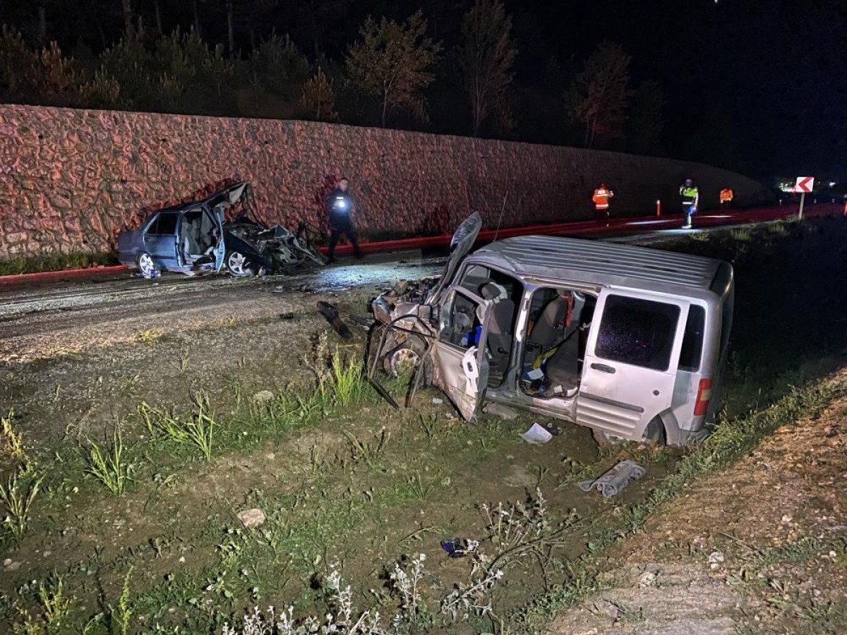 Kastamonu da hafif ticari araçla çarpışan otomobil hurdaya döndü 2 si