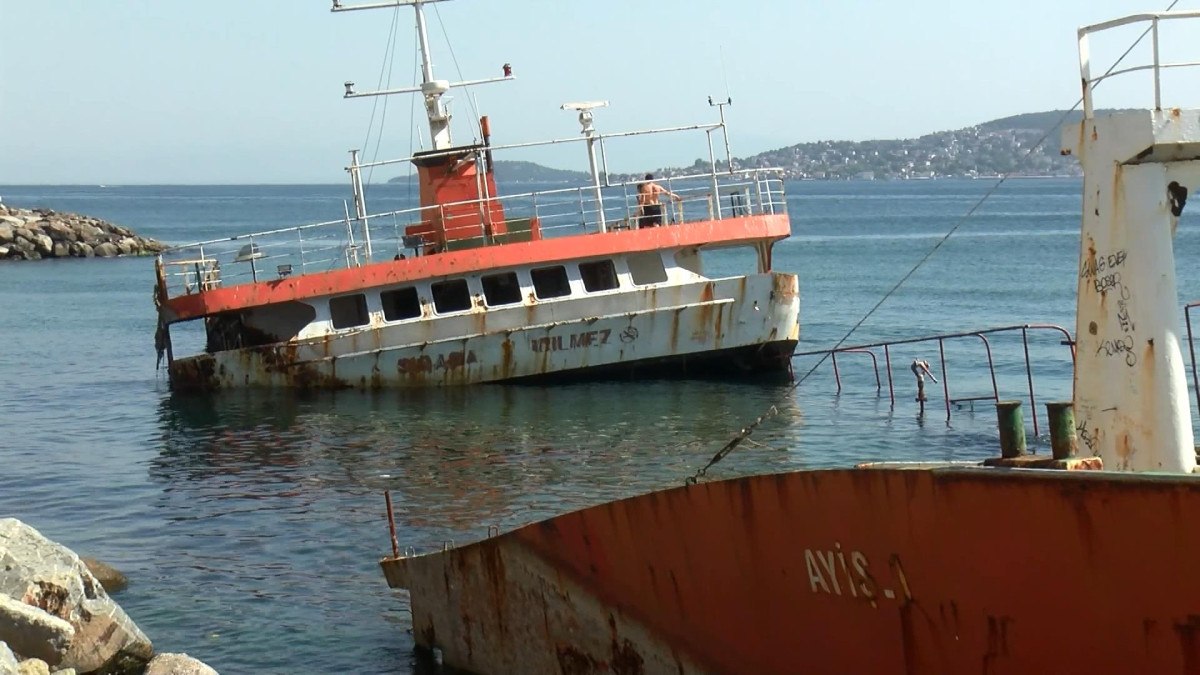 Maltepe de batan gemiler çocukların oyun alanı oldu