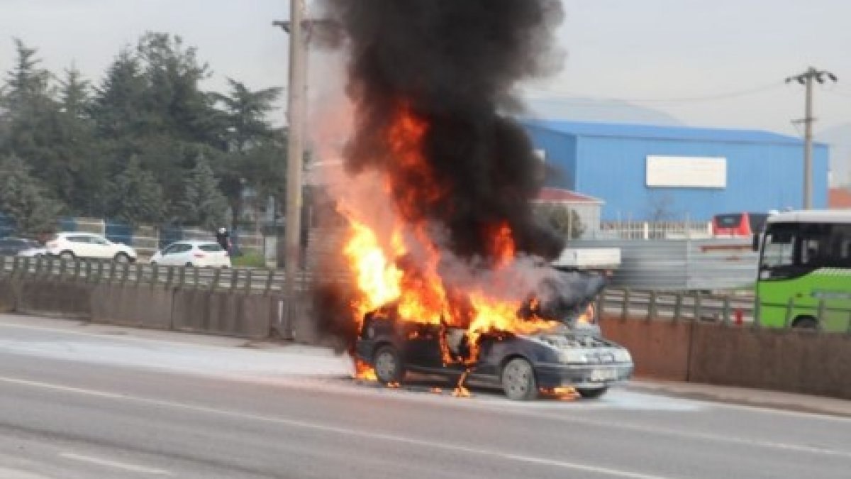 Kocaeli D 100de alev alev yanan otomobil küle döndü