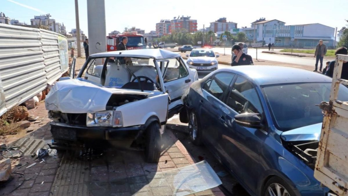 Antalya Da Direksiyon Hakimiyetini Kaybetti Kazaya Neden Oldu