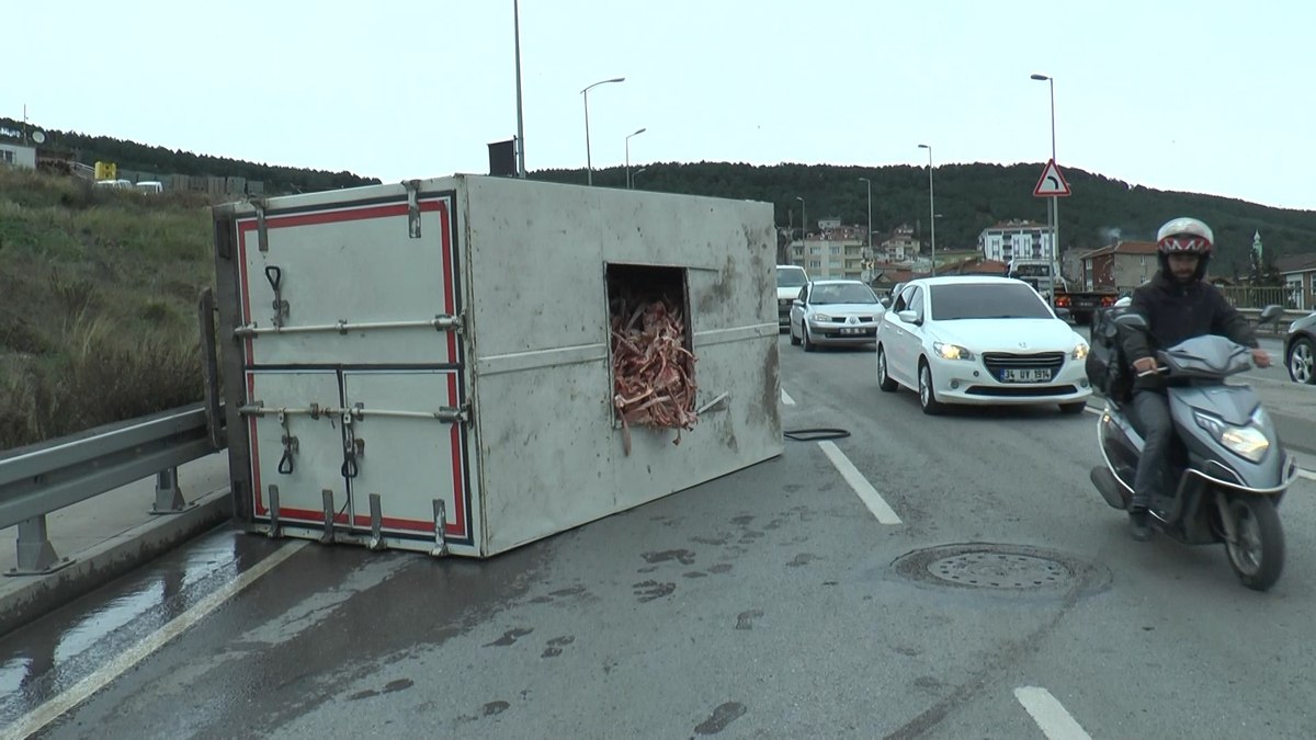 Maltepe de kemik yüklü kamyonet kaygan zeminde yan yattı