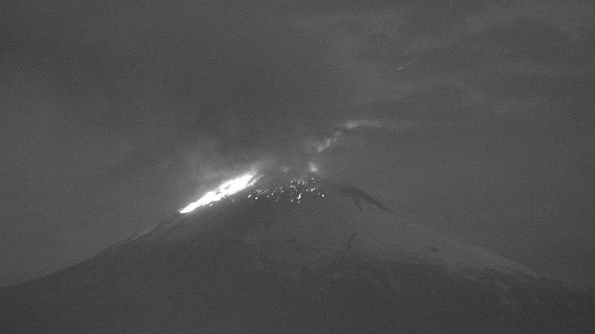 Meksika Daki Popocatepetl Yanarda Nda Saatte Patlama