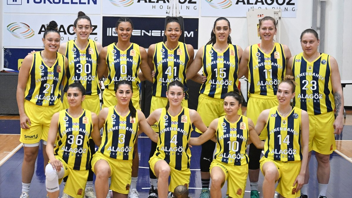 Avrupa Ligi Ampiyonu Fenerbah E Kad N Basketbol Tak M Bas Nla Bulu Tu