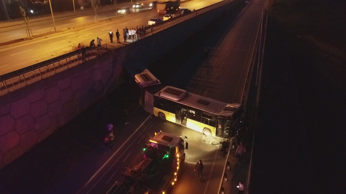 Başakşehir de İETT otobüsü alt yola uçtu