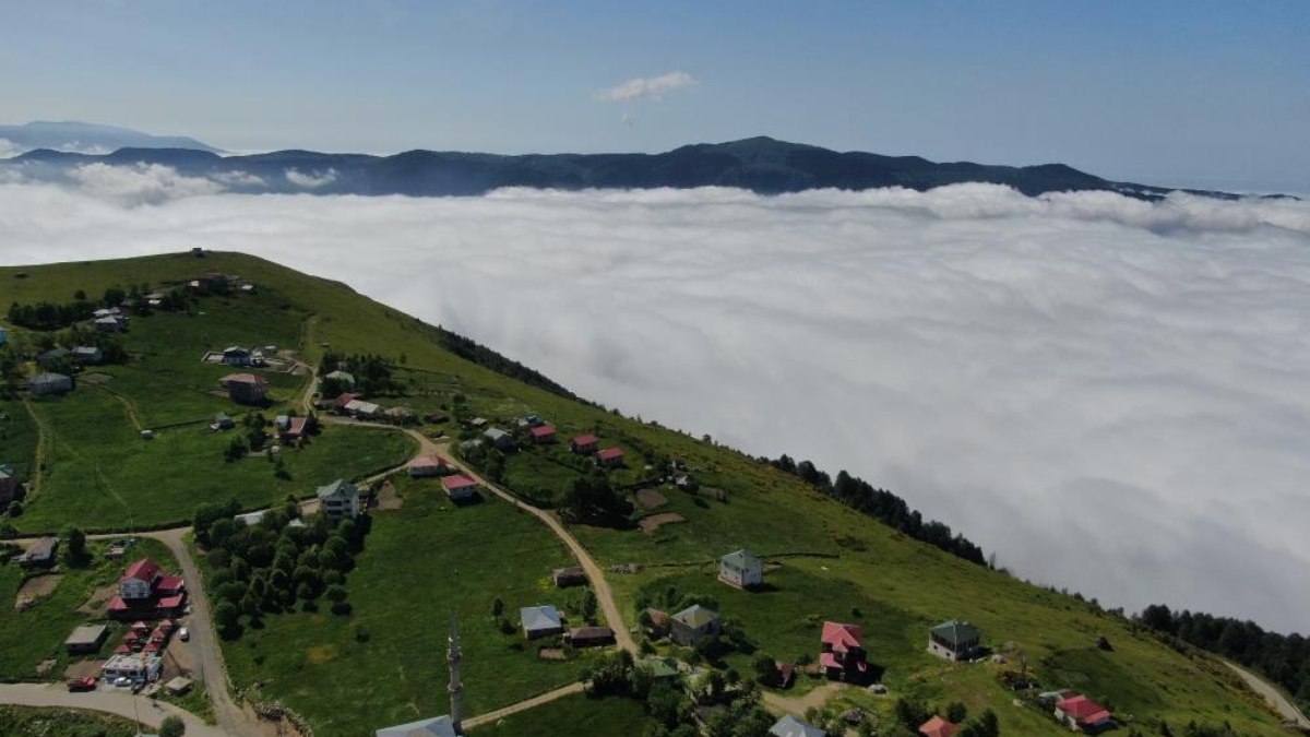 Trabzon un zirvesindeki göğe komşu yayla hayran bırakıyor