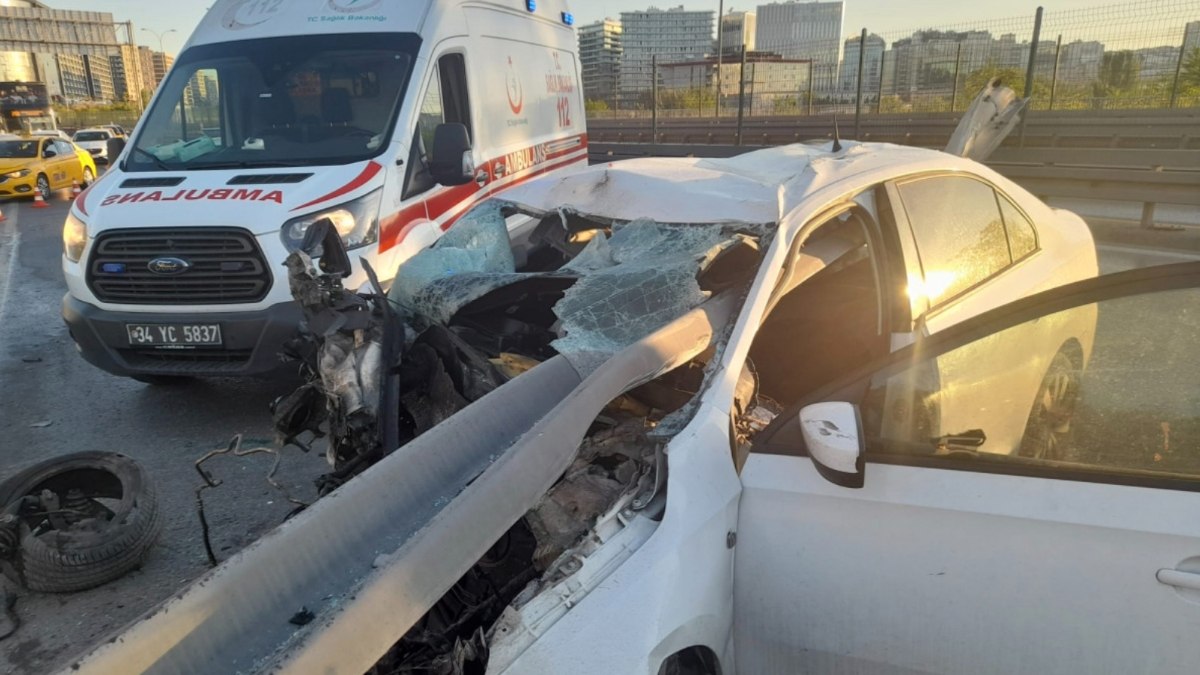 Bakırköy de bariyerlere ok gibi saplanan araçta genç sürücü öldü