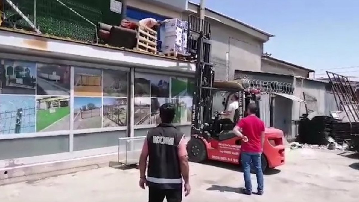 Konya da sigara imalathanesine çevrilen tel örgü dükkanına baskın