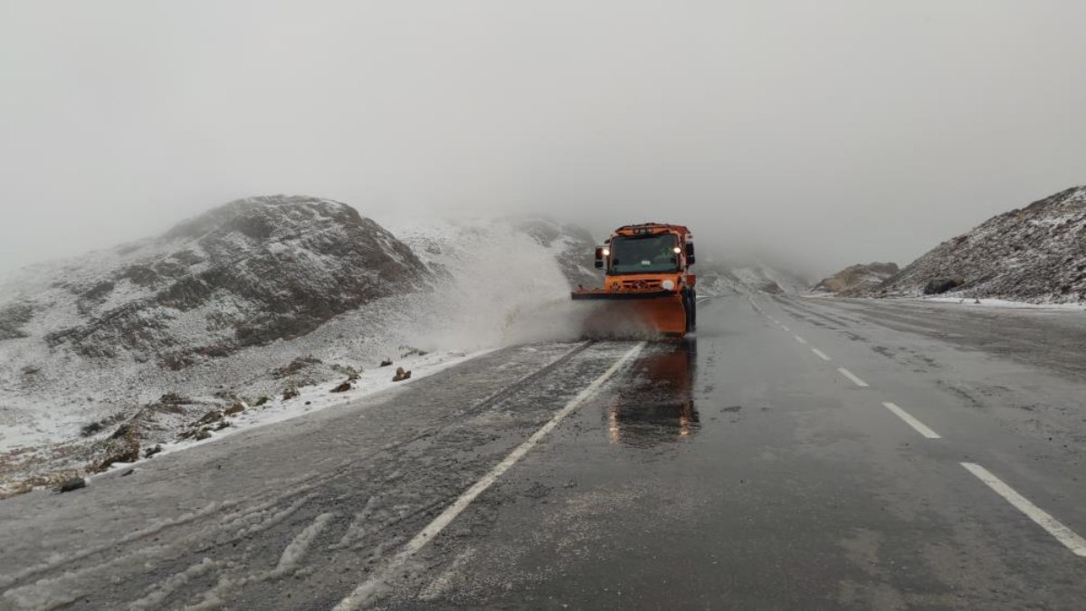 Van da karayolları ekiplerinin kış mesaisi erken başladı