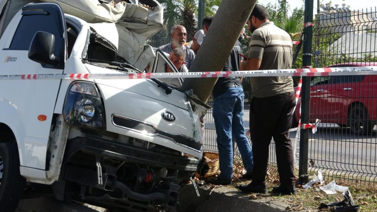 Antalya da korkunç kaza Ceviz yüklü kamyonet beton bloğa çarptı