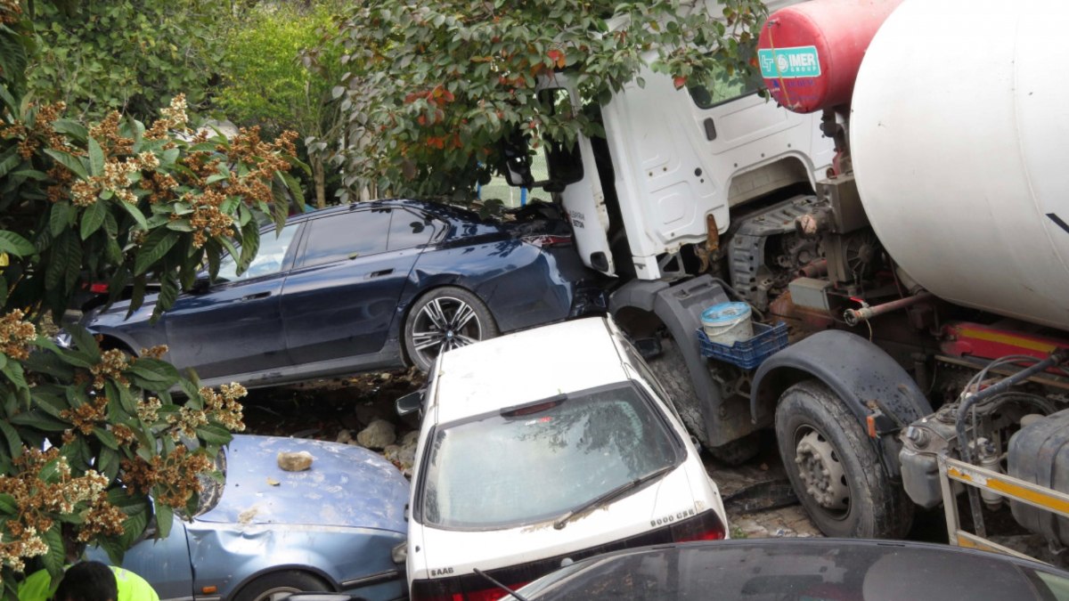 Stanbul Da Beton Mikseri Arac Ezdi Arparak Durabildi