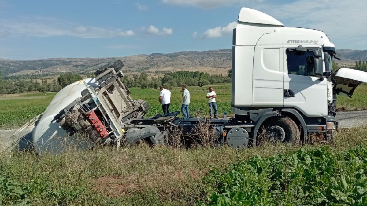 Tokat ta makas atan tırın dorsesi yan yattı