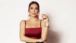 Şarkıcı Ebru Yaşar diz kapağını kırdı