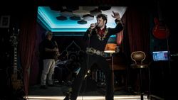 Müzik tutkunu diş hekimi, stüdyosunda Elvis Presley şarkılarını seslendiriyor