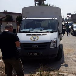 Adana'da yardım kolilerini taşıyan kamyonet çalındı