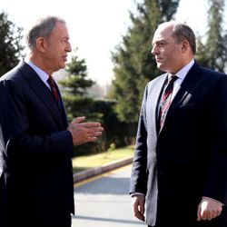 Bakan Akar, İngiliz mevkidaşı Wallace ile görüştü