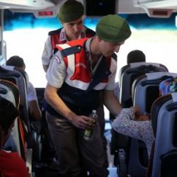 Jandarmadan yolculara bayram şekeri