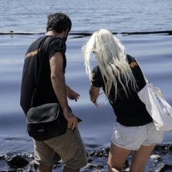Atina sahilleri petrolle kaplandı