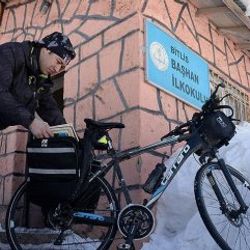 Köy çocuklarının bisikletli kütüphanecisi