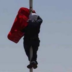 Türk Bayrağını indirmek için eğitim almış