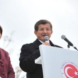 Davutoğlu Kobanililere Kürtçe seslendi
