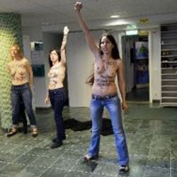 FEMEN bu defa camide soyundu