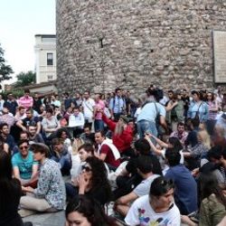 Galata Kulesi'nin altında çay ocağı eylemi