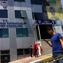 Bayrak indiren provokatör Kürtler'e özgürlük diye bağırdı
