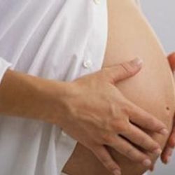 Genç kız tuvalette doğum yapıp bebeğini camdan attı