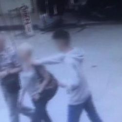 Fatih'te kadın turiste kapkaç güvenlik kamerasında